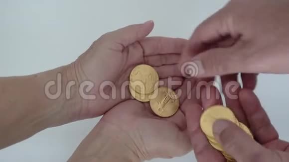 数硬币的人的手视频的预览图