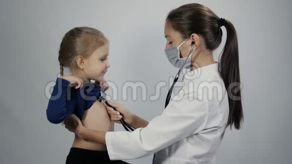 医生用听诊器检查小女孩视频的预览图