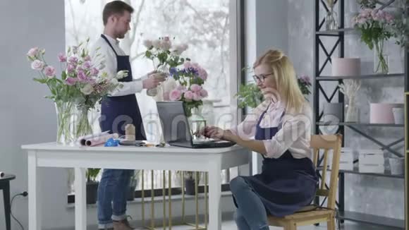 现代花卉精品店的年轻成功企业家在网上订购精美的花束视频的预览图