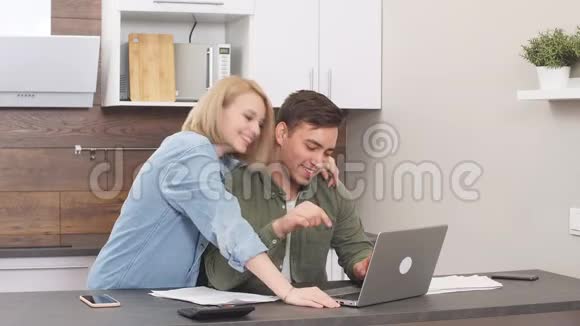 幸福兴奋的已婚夫妇使用笔记本电脑提交抵押文件视频的预览图