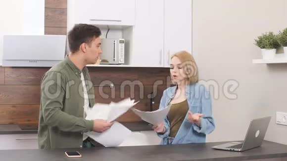 离婚的家庭发誓并争论经济问题年轻夫妇在厨房吵架视频的预览图