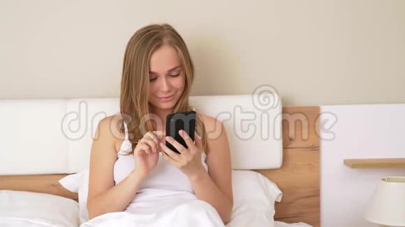 女孩醒来后使用智能手机视频的预览图