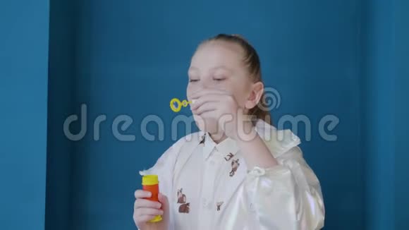 可爱的少女在吹肥皂泡视频的预览图