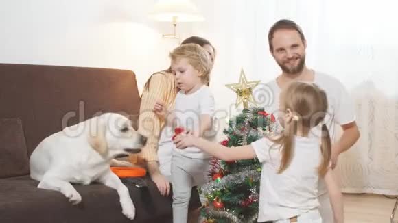 孩子和父母在家装饰圣诞树视频的预览图