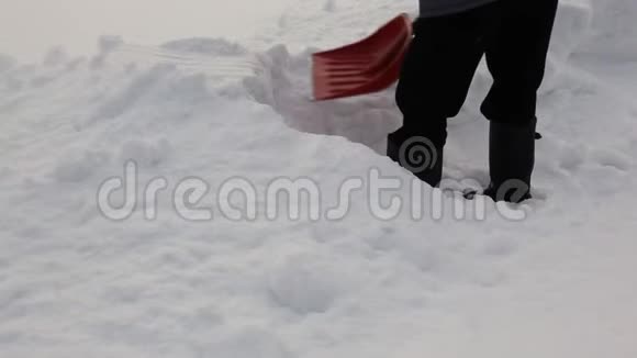 一个人用花刀除雪视频的预览图