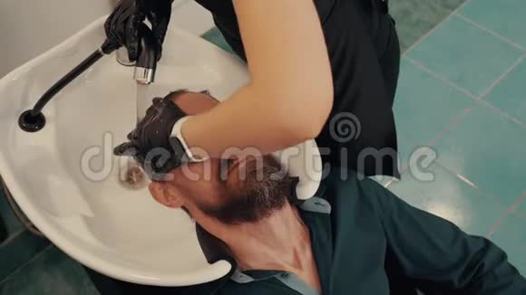 理发店给男客户剪发的剪子视频的预览图