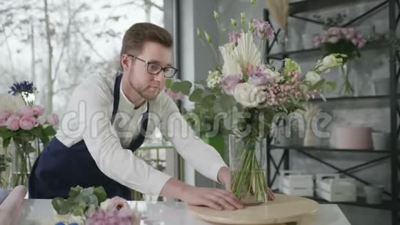 性别工作专业男性花店精心收集现代鲜花花束在花店出售视频的预览图