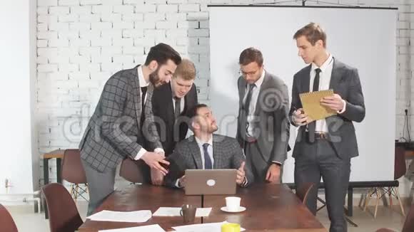 现代行政办公室的商业团队头脑风暴视频的预览图