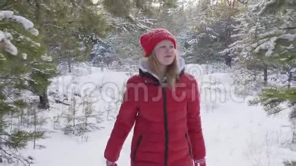 可爱的快乐女孩在冬天的森林里玩雪视频的预览图