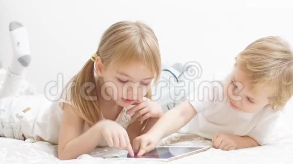 有魅力的孩子使用现代小工具手里拿着平板电脑视频的预览图