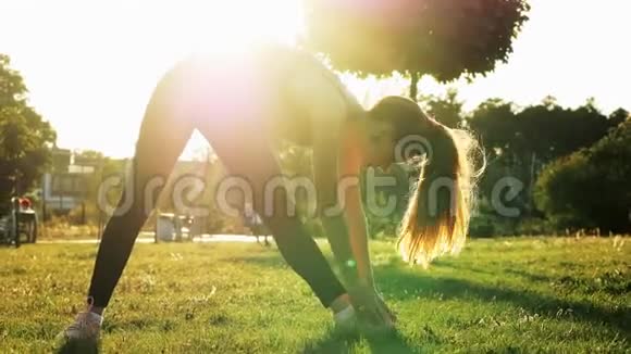 运动女性做健身和伸展运动日落时在公园训练运动的生活方式概念视频的预览图