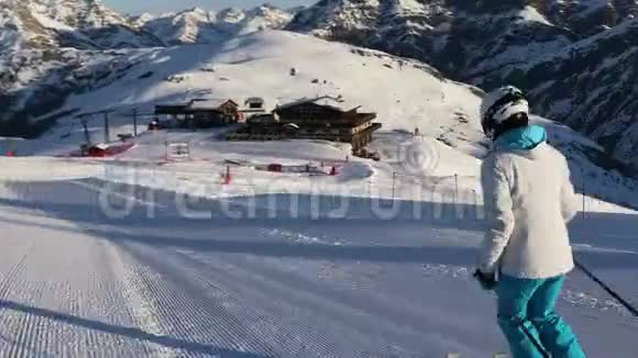 女运动员在空滑雪场滑雪视频的预览图