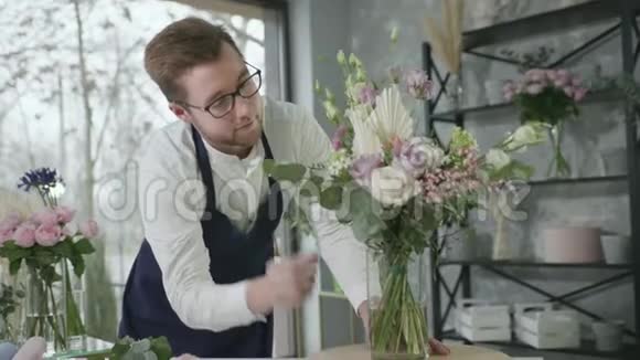 性别工作代表的肖像专业花店吸引人收集美丽的花束视频的预览图