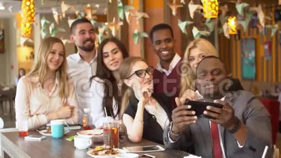 一群跨国朋友在一家咖啡馆做自拍视频的预览图