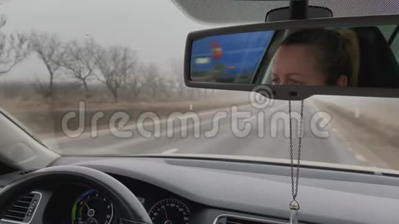 女驾车镜景视频的预览图