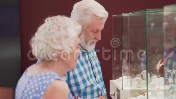 快乐的老人站在珠宝店附近视频的预览图