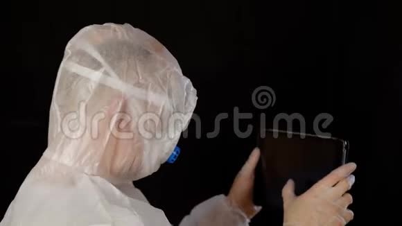 医务人员穿着防护服在一个科学实验室里用药片做血液测试生物工程研究血液运动视频的预览图