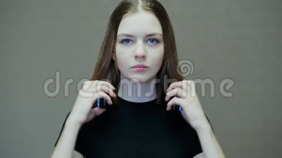 少女的肖像戴上无线耳机欣赏音乐跳舞视频的预览图