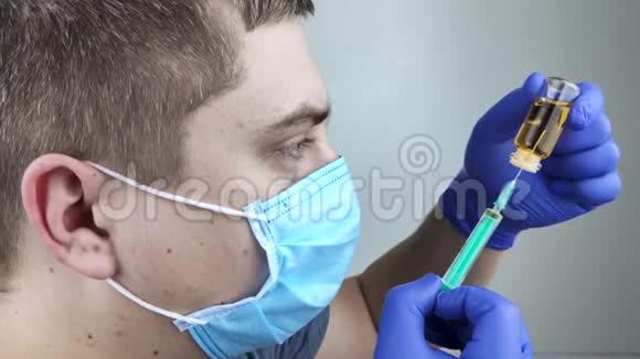 医生用注射器注射一位男医生正要给病人注射疫苗免疫的概念视频的预览图