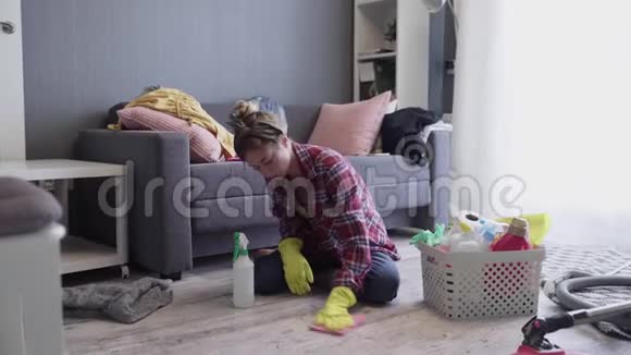 家庭主妇用特殊洗涤剂清洗地板视频的预览图