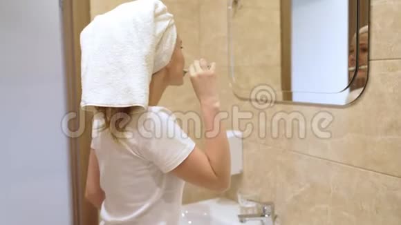 有魅力的女人刷牙视频的预览图