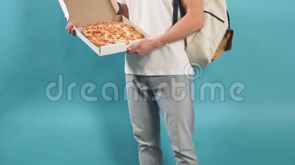 年轻的白种人披萨爱好者与世隔绝视频的预览图