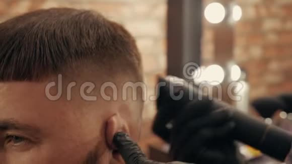 理发店用电动剃须刀理发理发师用电剃须刀将男性头发敷料贴紧视频的预览图