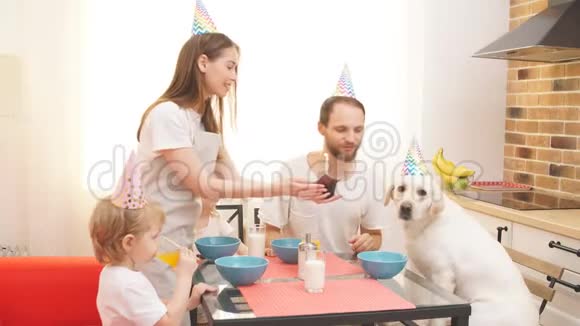 美丽的幸福家庭庆祝生日视频的预览图