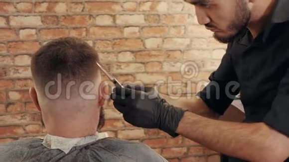 理发店用剪刀剪发器发型师用剪刀做男式发型男性视频的预览图