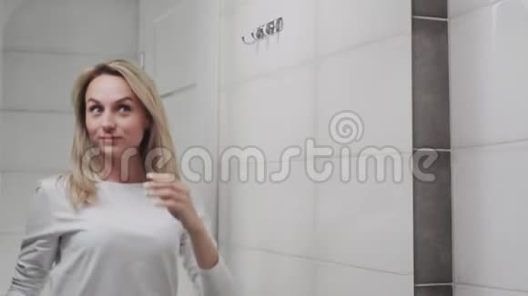 女人用水喷淋皮肤补水视频的预览图