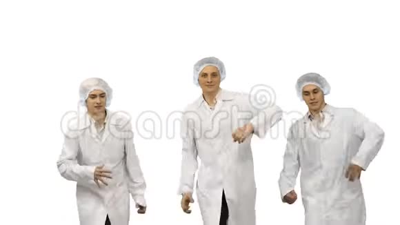 三个微笑医生在白色背景上的小组视频的预览图