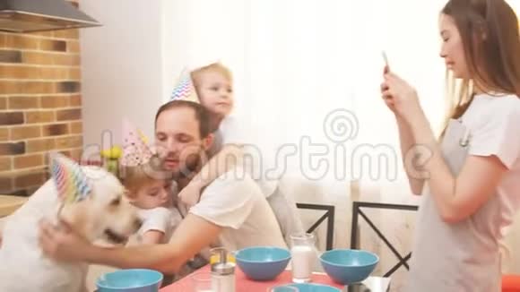 生日快乐有趣的狗和细心的主人在厨房视频的预览图