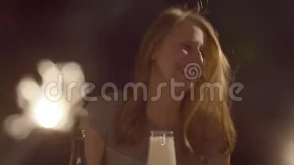 派对上喝香槟的年轻美女视频的预览图
