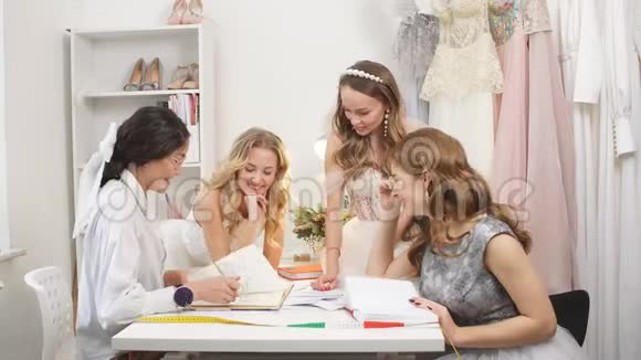 年轻模特们有着友好的婚纱设计师视频的预览图