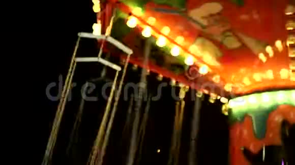 马戏团旋转木马在夜间旋转视频的预览图