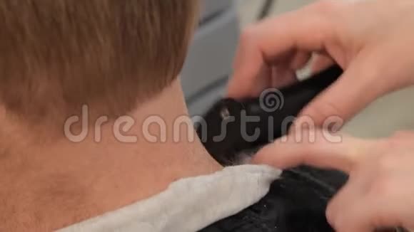 美发师女人剃男人后脑勺的头发它是一台电动无线打字机脖子视频的预览图
