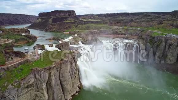 爱达荷州肖肖尼瀑布岩石上的白水瀑布视频的预览图