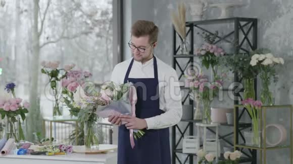 成功的企业迷人的花匠性别平等的男性代表站在鲜花的簇拥下视频的预览图