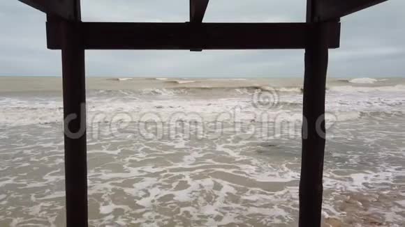 恶劣天气下的暴风雨海洋视频的预览图