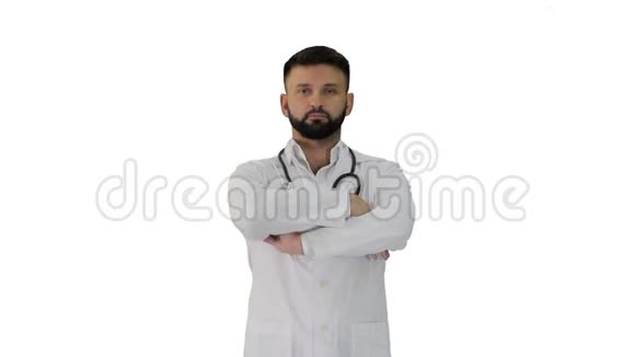 年轻的男性白种人医生双手交叉站在白色背景上视频的预览图