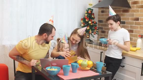 快乐可爱的一家人一起在家吃早餐视频的预览图