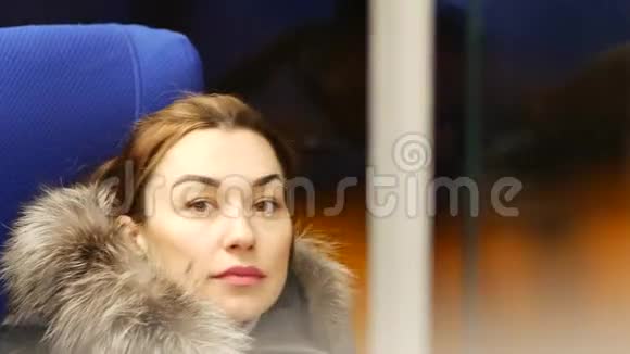 年轻漂亮的女人在现代地铁货车冬季旅游观光视频的预览图