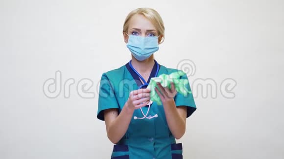 医生护士带听诊器的妇女戴着防护面罩和橡胶或乳胶手套视频的预览图