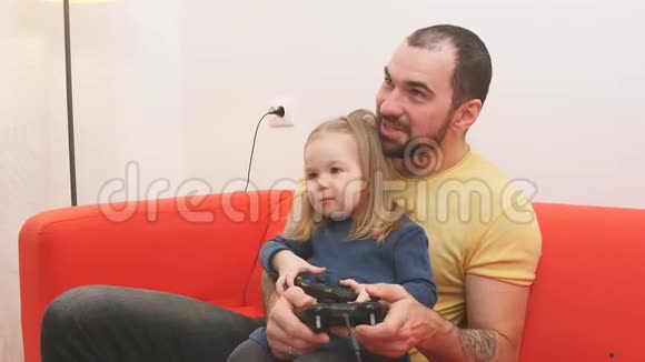 快乐的父母父亲和可爱的可爱女孩玩电子游戏视频的预览图
