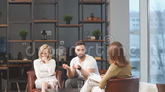 愤怒的男人和婚姻顾问争论和谈论他的妻子视频的预览图