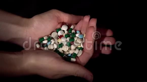 一个人手里拿着药丸视频的预览图