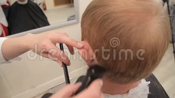一男性理发师为男性客户理发它相当于小毛和电动剪发器视频的预览图