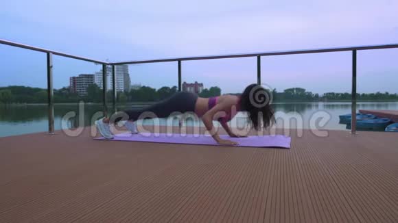 健身女人在户外做俯卧撑视频的预览图
