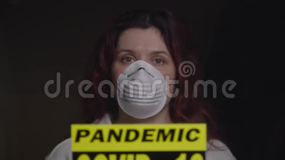 在隔离病房戴防护面罩的女人冠状病毒及隔离概念视频的预览图