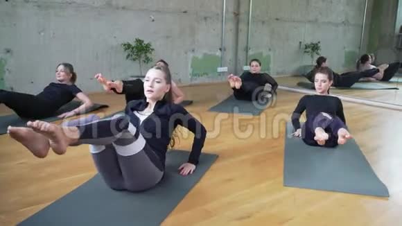 一群妇女在大厅里训练腹肌视频的预览图